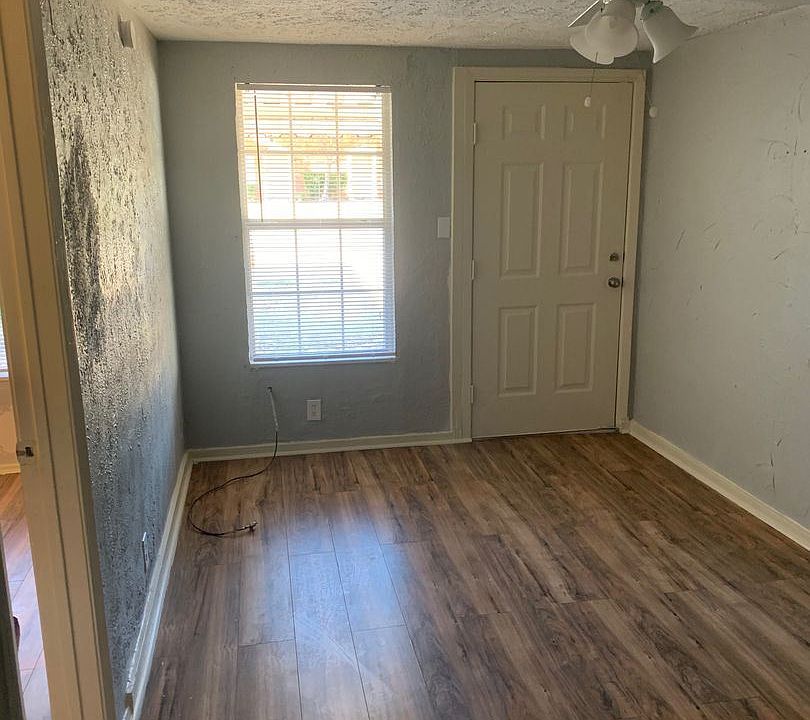 2nd image of 114 N Van Buren Ave