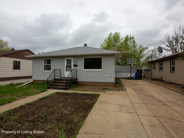 916 3rd Ave W, Dickinson, ND 58601