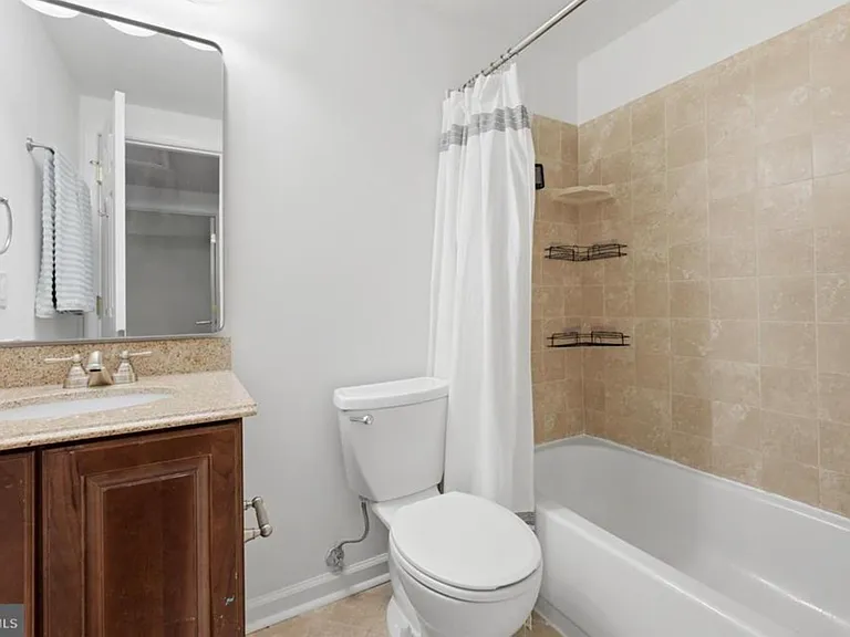 Shared hall bath - upstairs
