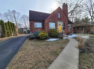831 Roslyn Rd, Grosse Pointe Woods, MI 48236