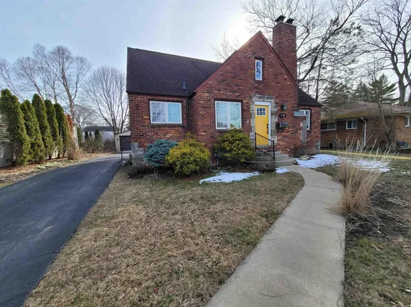 831 Roslyn Rd, Grosse Pointe Woods, MI 48236