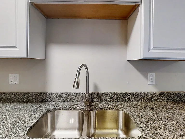 Newly Renovated 3 Bedrooms! — Photo 29