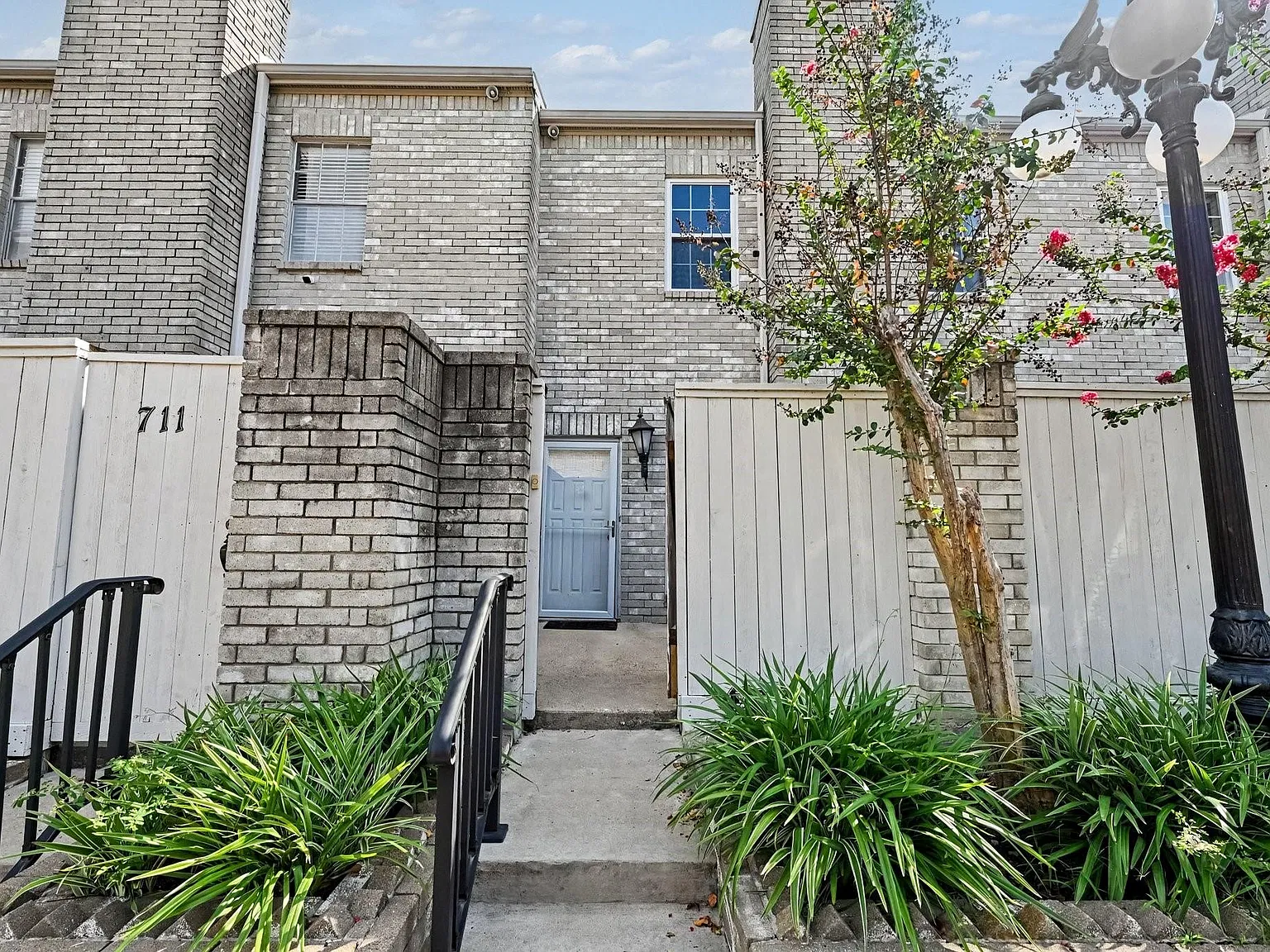 2 bed, 2.5 bath, 1620 sqft, $1,950 — Photo 1