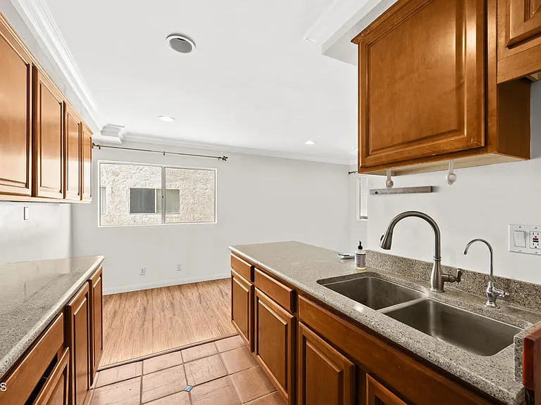 1339 N Columbus Ave #204 — Photo 14