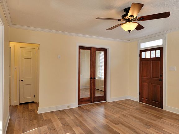 4th image of 806 Main St