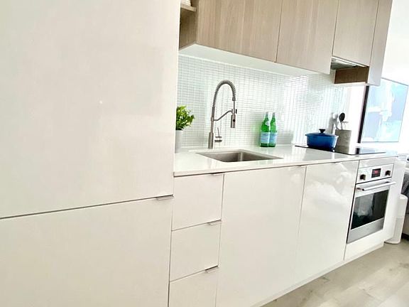 4th image of 161 Roehampton Ave #2007