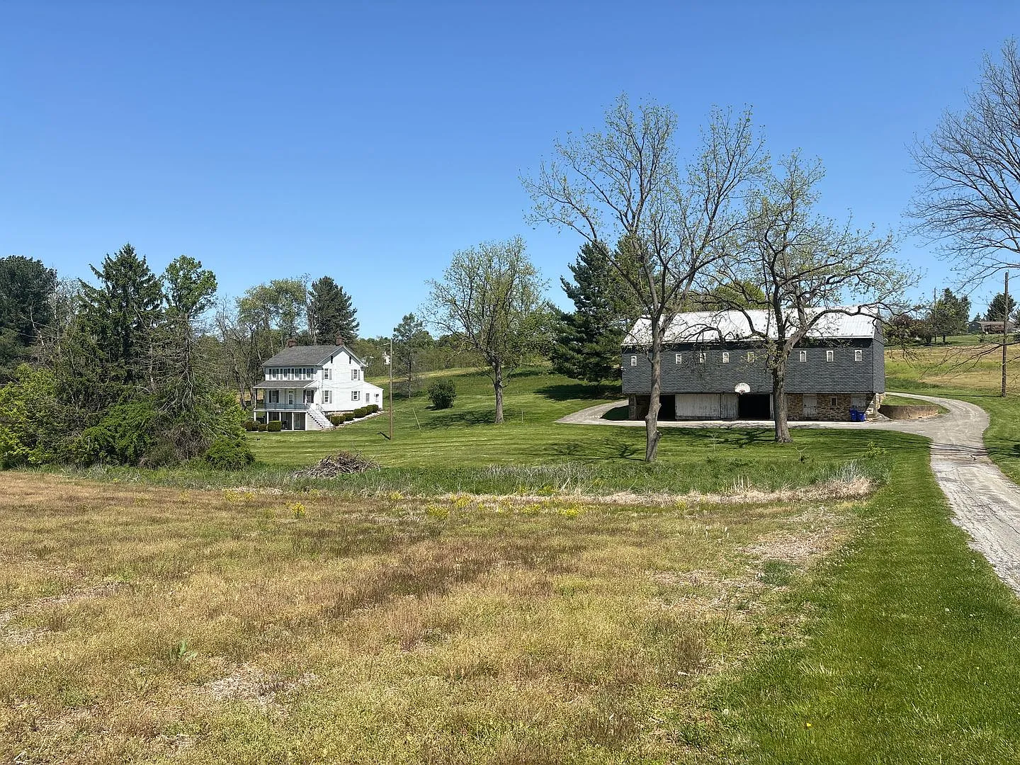 Short Term Lease Only-4 Bedroom 2 Bath Farmhouse, Pond, Acres, Dallastown SD — Photo 2