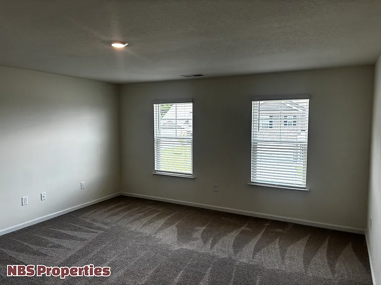 935 Utopia Ln — Photo 38