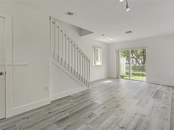 4th image of 2054 NE 167th St #3-122