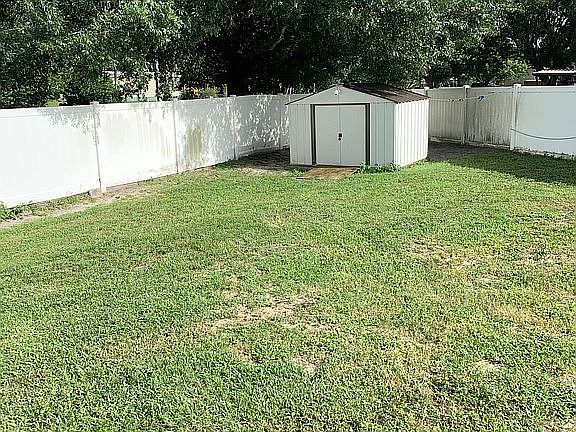 5th image of 370 Lake Daisy Cir