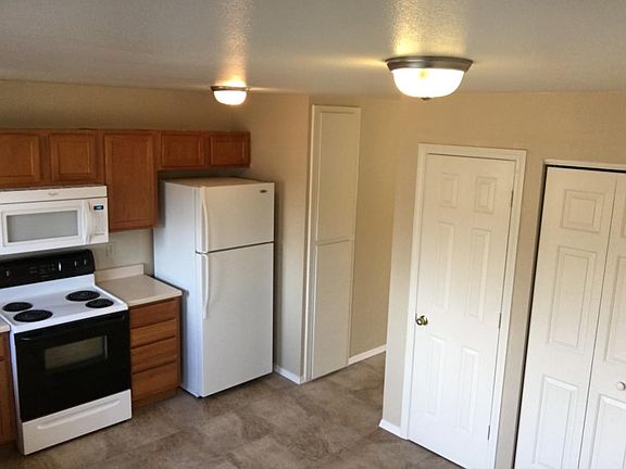 Kitchen (with appliances)