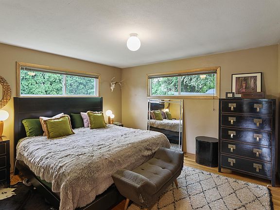 4th image of 2605 E Girard Pl