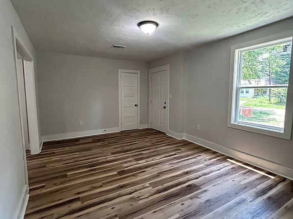 3rd image of 522 Woodbury Rd