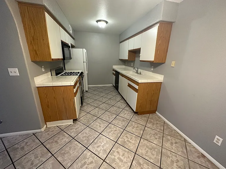 1600 N Torrey Pines Dr #102 — Photo 6