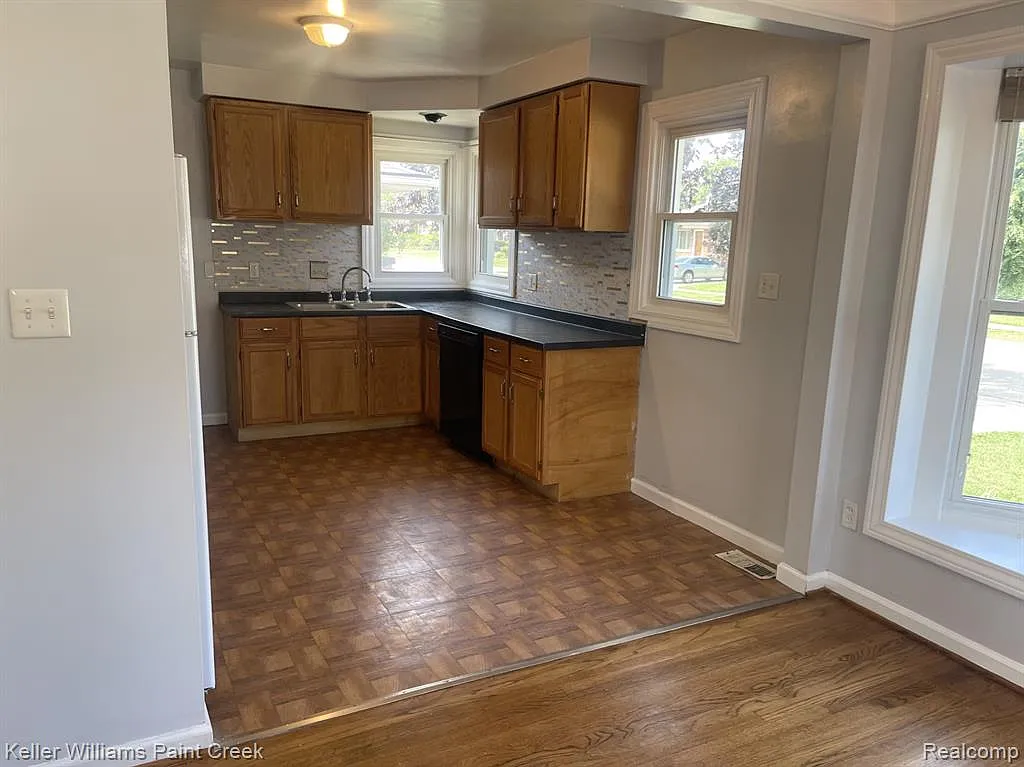 3 bed, 1.0 bath, 1000 sqft, $1,750 — Photo 3