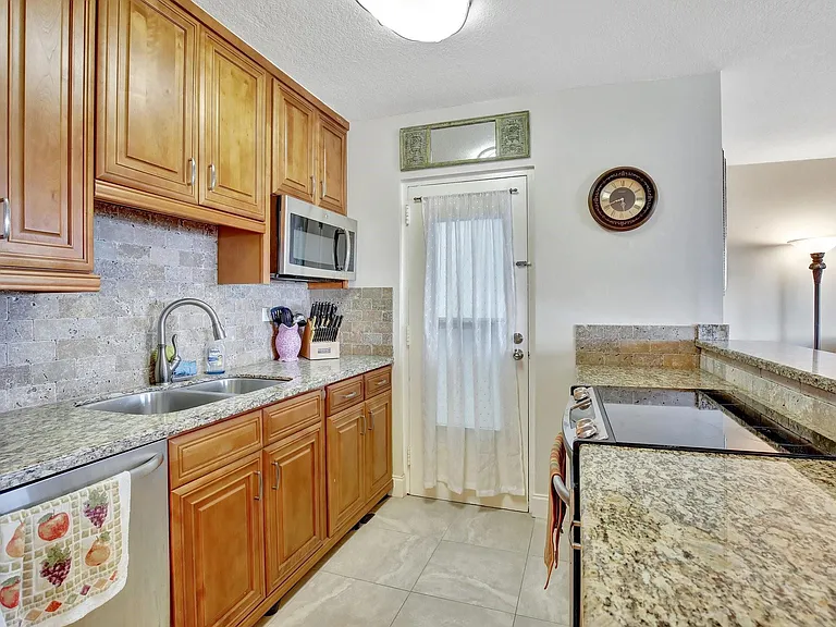 2555 NE 11th St #Penthouse 09 — Photo 15