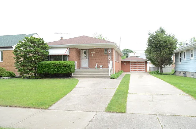 17633 Burnham Ave photo 1
