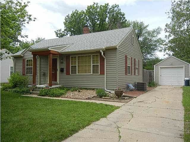 1st image of 833 N Ridgewood Dr