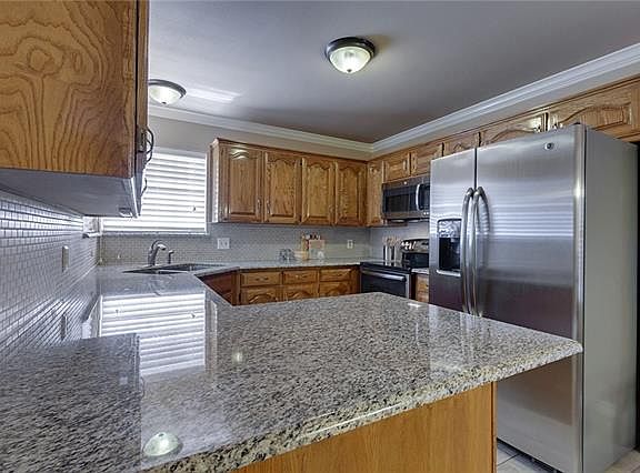 5th image of 690 Wisteria Dr