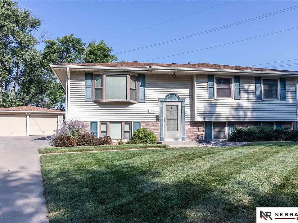 1st image of 2712 S 116th Avenue Cir