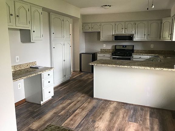 Kitchen view: nook, desk