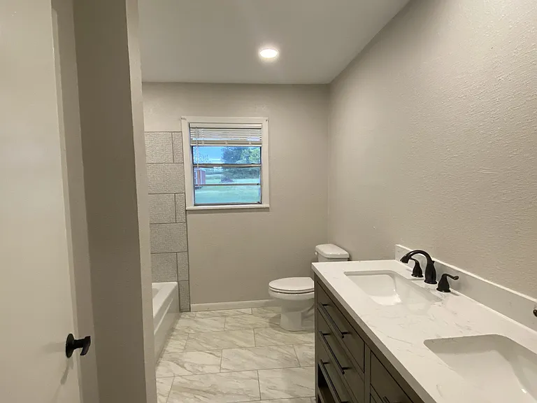 1610 W Frank St — Photo 12