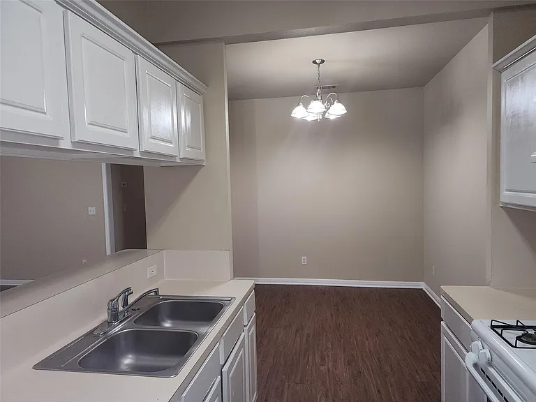 503 Gregory Ct — Photo 18