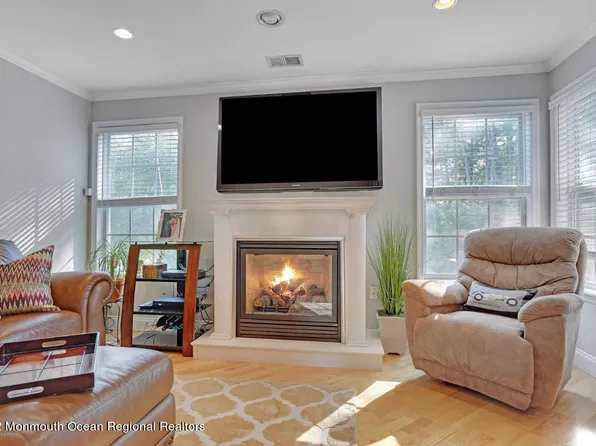 17 Nutmeg Ct, Tinton Falls, NJ 07753