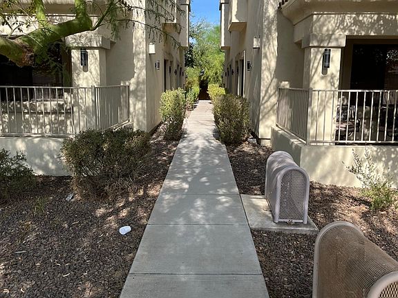 Pathway to side arcadia door