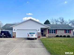 102 Pinta Ct, Pekin, IL