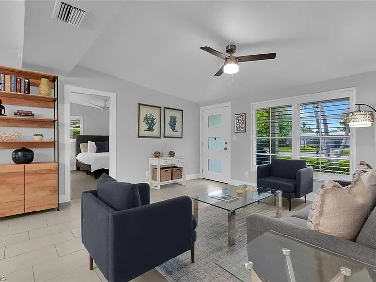 2048 Harbor Ln — Photo 4