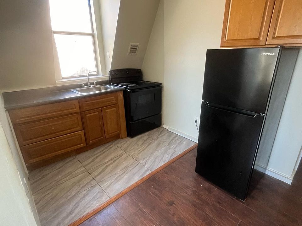 1st image of 189 Isabella Ave Floor 3