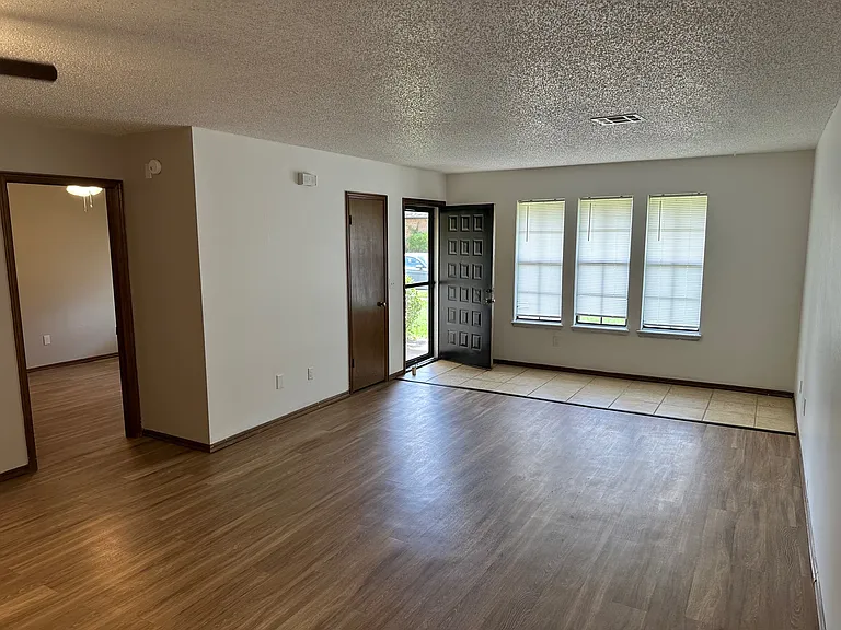 1307 Clearwater Dr — Photo 3