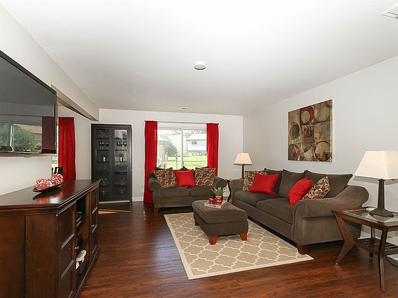 3rd image of 835 W Bryn Mawr Ave