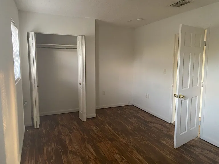 1030 W Walnut St — Photo 9