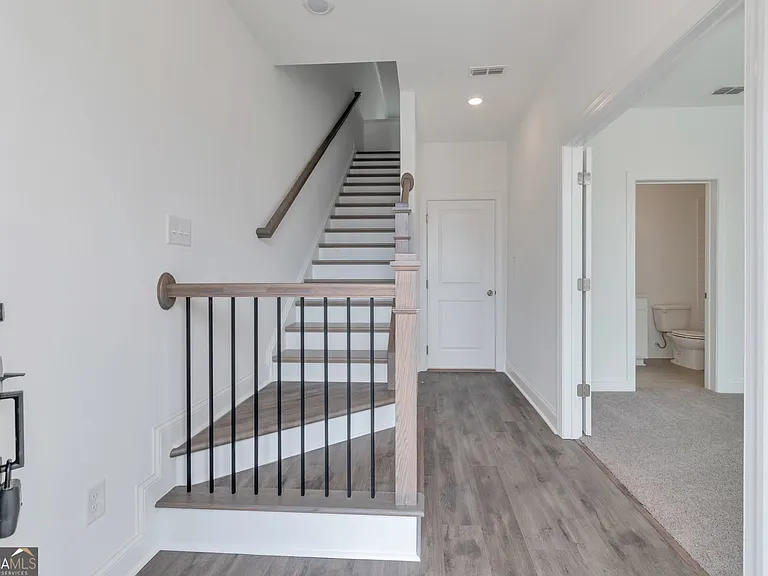 1140 Larkin Dr — Photo 2