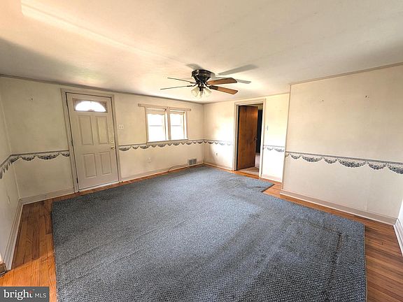 5th image of 360 Schoolhouse Rd