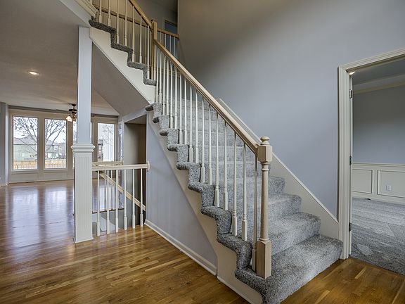 3rd image of 420 NE Emerald Dr