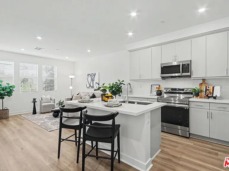 126 Hazel Dr — Photo 5