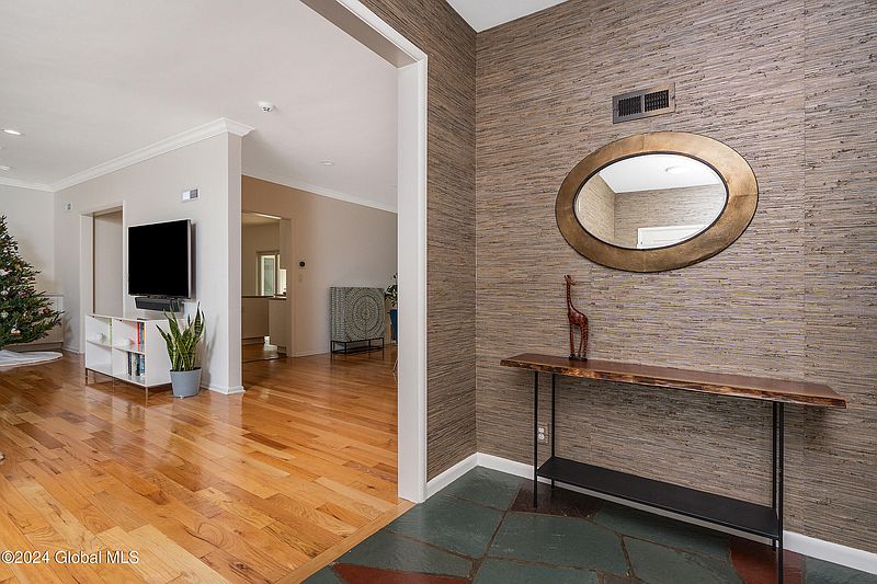 4th image of 17 Marion Avenue