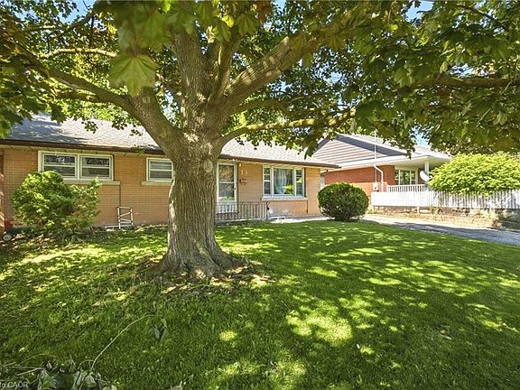 3rd image of 32 Close Ave