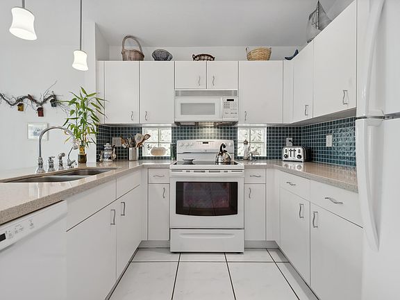5th image of 7894 Manor Forest Blvd