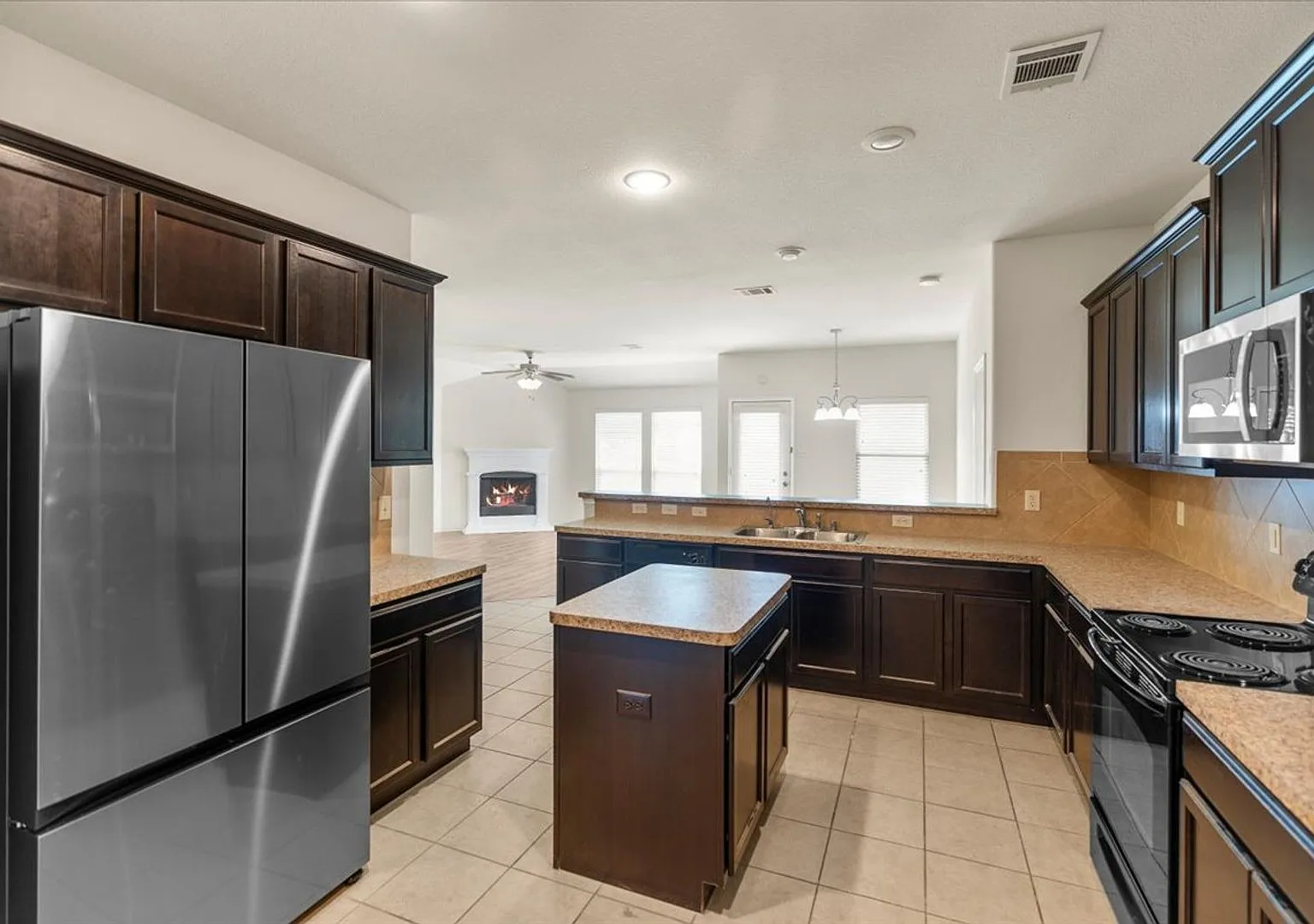 Fully Renovated. Move in ready! 3-bed 2-bath 1873 sqft home located in the desirable Princeton Pa... — Photo 4