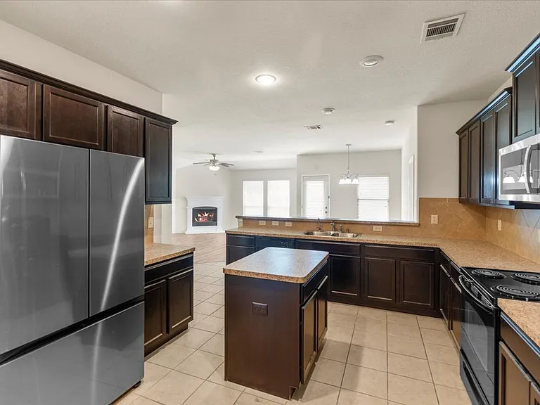 1729 Park Trails Blvd — Photo 4