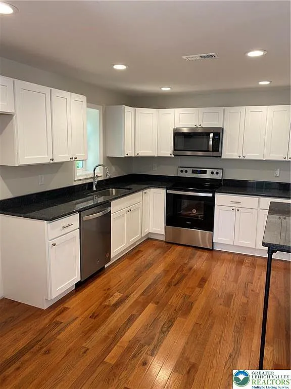 3 bed, 1.5 bath, 1328 sqft, $1,975 — Photo 3