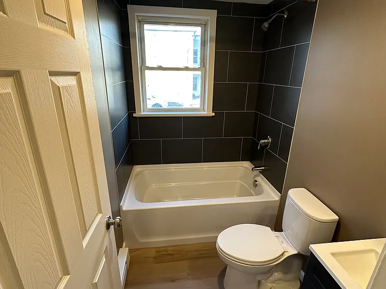 10-16 Stewart St — Photo 3