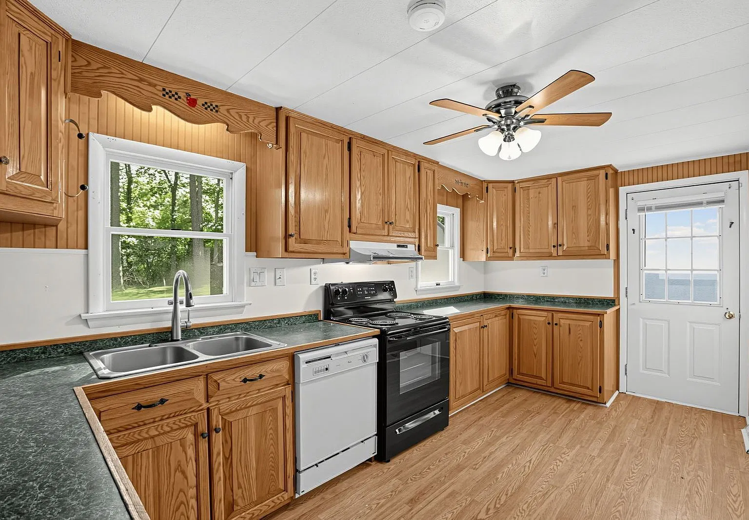 3 bed, 1.0 bath, 1248 sqft, $2,200 — Photo 4