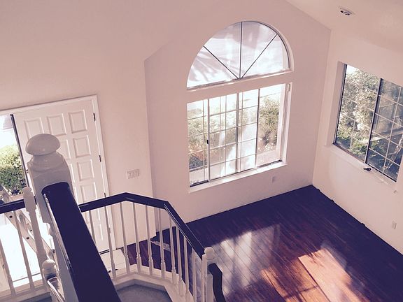 Living area with Vaulted ceiling
