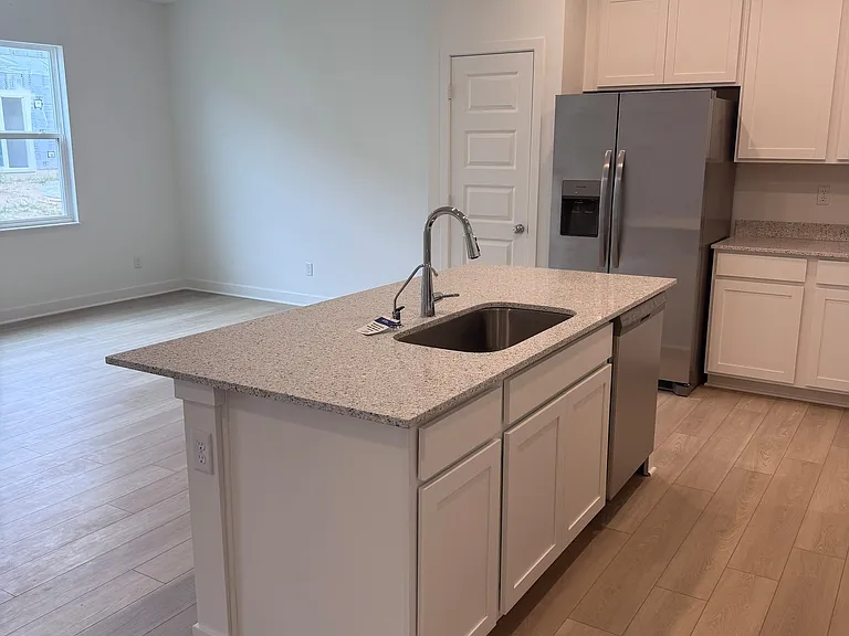 Kitchen (angle 2)
Bright kitchen with modern finishes and stainless steel appliances