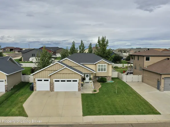2043 Canyon Dr, Dickinson, ND 58601